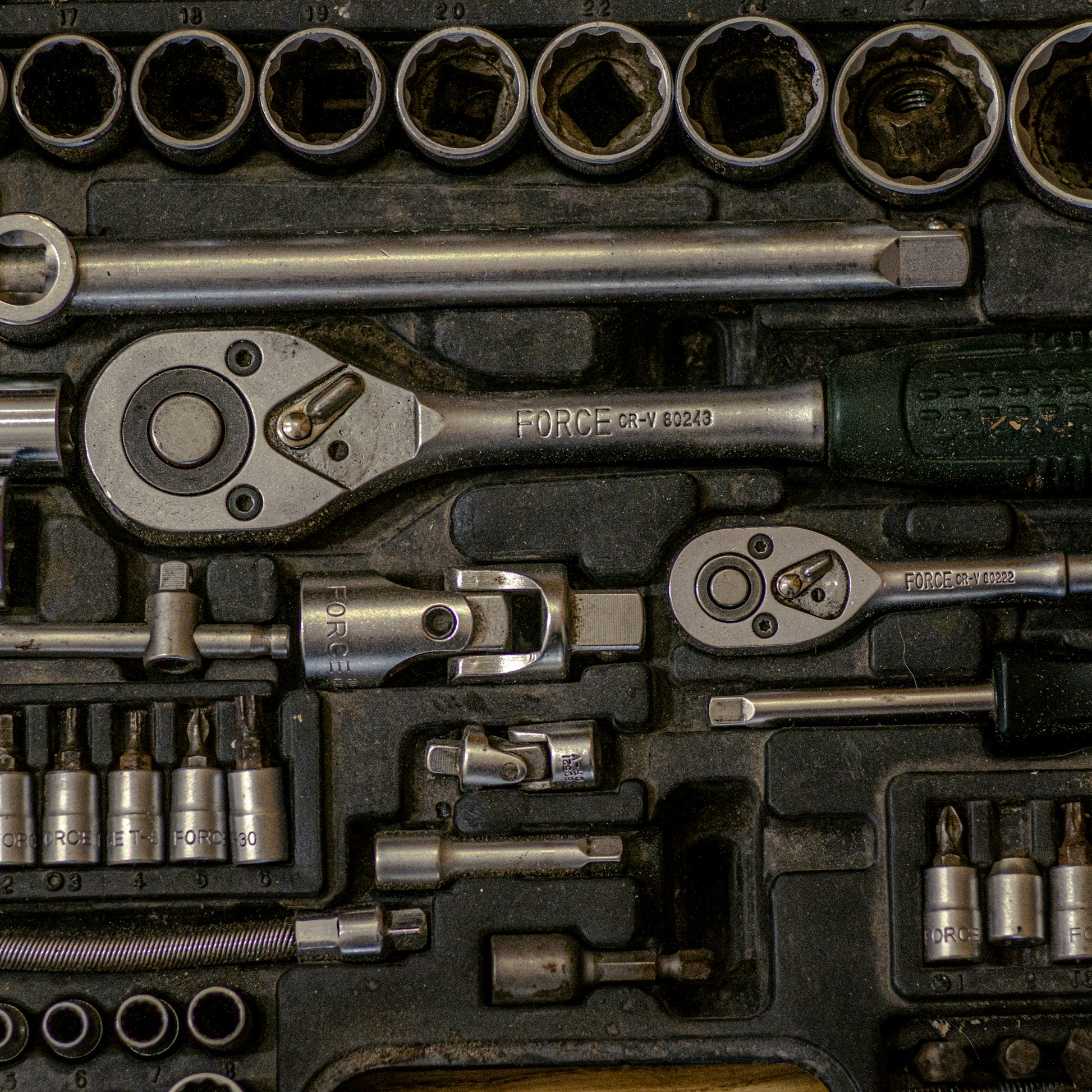 The Almighty tool with universal design for effortless bolt removal, gift packaging, and feature icons.